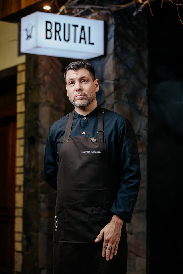 Claudio Lucero, chef de BRUTAL, en la entrada del restaurante