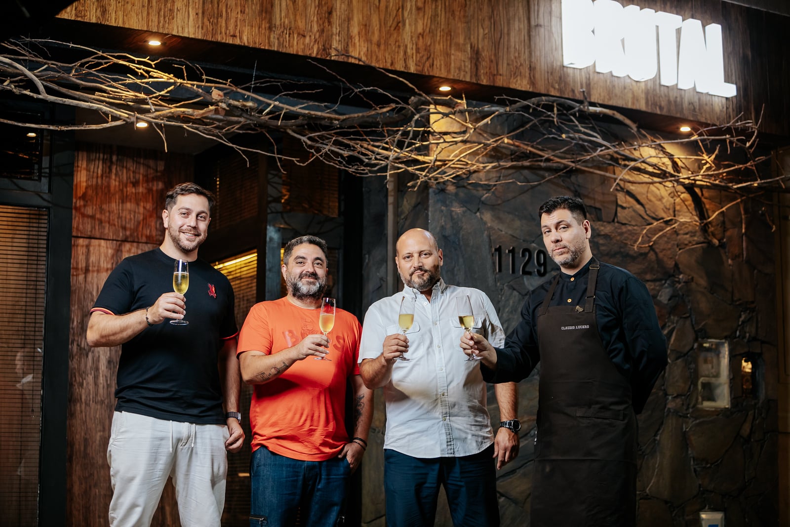 Los cuatro fundadores de BRUTAL en la entrada del restaurante